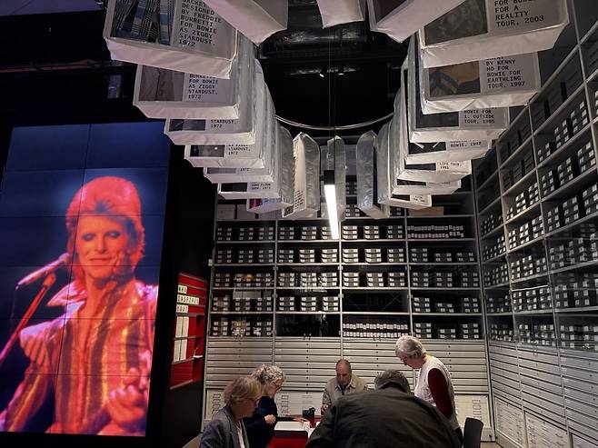 v&a 데이비드 보위 센터에서 아카이브를 열람하고 있는 사람들 ⓒBora Kim