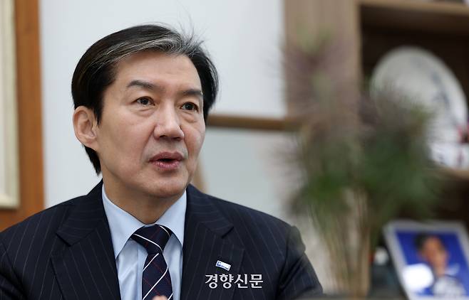 조국 조국혁신당 대표가 13일 국회 당 대표실에서 경향신문과 인터뷰를 하고 있다. 그는 “대통령이 되겠다고 늘 생각하는 사람은 권력욕에 함몰돼 파멸할 것”이라며 자신은 “욕망에 먹히지 않으려 노력한다”고 말했다. 이어 “그 끝에 제가 무엇이 되어 있을지는 국민이 선택할 것”이라고 말했다. 권도현 기자