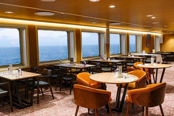 선내 7층에 자리한 레스토랑의 모습.