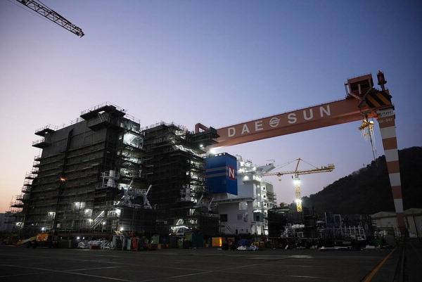 대선조선에서 HJ중공업이 발주한 7900TEU급 컨테이너선의 데크하우스 점등식이 열리는 모습. 대선조선 제공