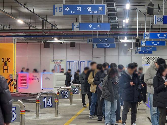 삼성전자 직원들이 지난 16일 오후 5시쯤 경기 화성시 삼성전자 화성캠퍼스 통근버스 탑승장에서 통근버스를 기다리고 있다. 강남과 사당 등 인기 노선 플랫폼 앞에는 직원 30여 명이 길게 줄을 섰다./사진=최지은 기자