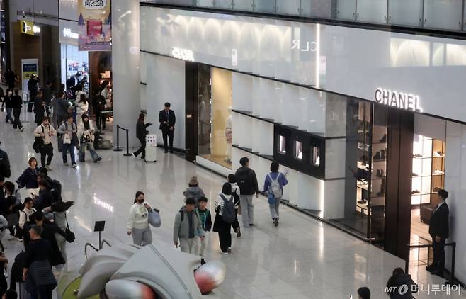 지난달 16일 인천국제공항 제1여객터미널 면세구역에서 여행객들이 오가고 있다. /사진=뉴시스