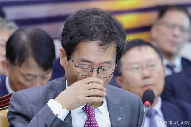 (서울=뉴스1) 신웅수 기자 = 함진규 한국도로공사 사장이 16일 서울 여의도 국회 국토교통위원회에서 열린 한국도로공사 등에 대한 국정감사에서 목을 축이고 있다. 2025.10.16/뉴스1 Copyright (C) 뉴스1. All rights reserved. 무단 전재 및 재배포, AI학습 이용 금지. /사진=(서울=뉴스1) 신웅수 기자