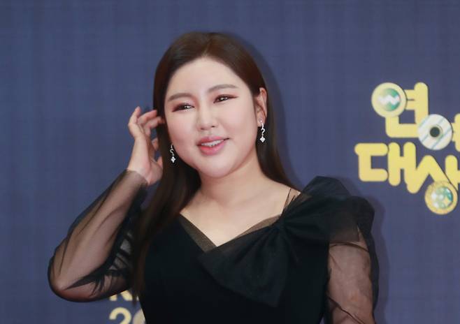 가수 송가인의 연예기획사 대표와 법인이 대중문화예술기획업 미등록 혐의로 검찰에 넘겨졌다. 사진은 지난 2022년 12월 서울 여의도 KBS홀에서 진행된 2022 KBS 연예대상 레드카펫 행사에 참석한 가수 송가인. /사진=머니투데이