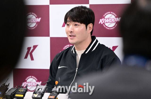 키움 박병호 코치가 취재진의 질문에 답하고 있다 / 고척 = 유진형 기자 zolong@mydaily.co.kr