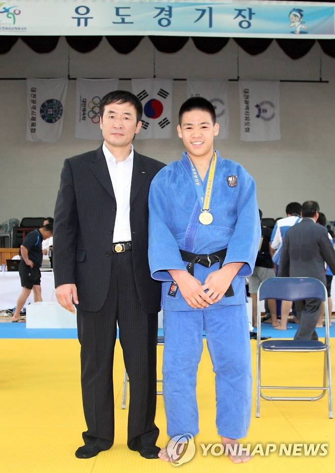 이창수 전 코치(왼쪽)와 차남 이문진. (대전=연합뉴스) 고상민 기자 = 지난 12일 대전 목원대체육관에서 열린 제39회 전국소년체육대회 유도 남자중학부 73kg이하급 결승전에서 금메달을 딴 이문진(15)이 아버지 이창수씨와 함께 기념촬영을 하고있다. 2010.8.13 gorious@yna.co.kr