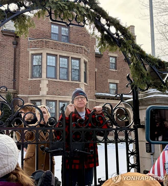 시위대 격려하는 월즈 주지사 (세인트폴=연합뉴스) 권영전 특파원 = 민주당 소속 팀 월즈 미네소타주 주지사가 20일(현지시간) 세인트폴에 있는 자신의 관저 앞에서 진행된 시위 참가자들을 격려하고 있다. 2026.1.21 comma@yna.co.kr