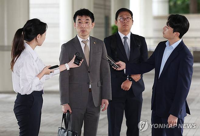 취재진 질문에 답하는 이하상 변호사 (서울=연합뉴스) 김성민 기자 = 김용현 전 국방부장관에 대한 구속영장 심문이 진행된 25일 서초구 서울중앙지방법원에서 김 전 장관의 변호인인 이하상 변호사가 취재진 질문에 답하고 있다. 2025.6.25 ksm7976@yna.co.kr