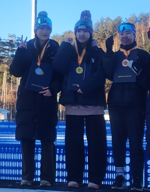 22일 강원 평창 알펜시아 바이애슬론센터에서 열린 대회 여자 중학부 단축개인 경기서 우승한 전태희(사진 가운데·포천 이동중)가 기념사진을 찍고 있다. 사진=경기도바이애슬론연맹