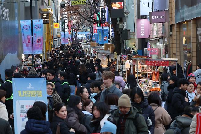 크리스마스를 하루 앞둔 24일 서울 중구 명동 거리가 시민과 외국인 관광객들로 붐비고 있다. 신태현 기자 holjjak@