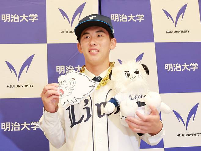 신인드래프트 당시 코지마 타이가가 포즈를 취한다