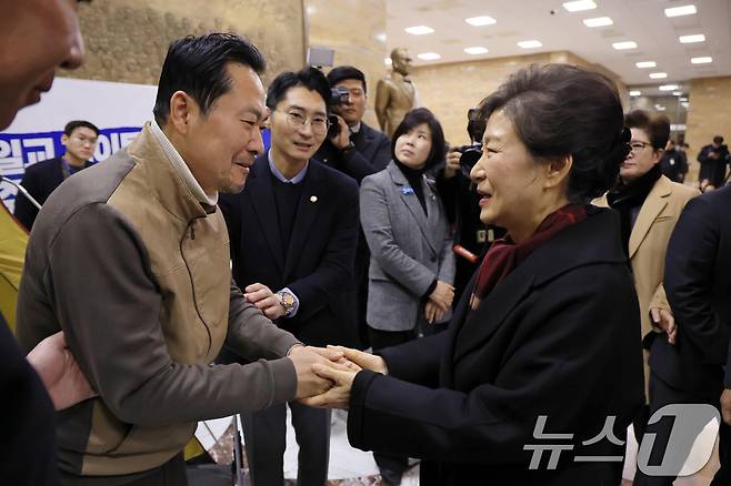 22일 장동혁 국민의힘 대표(사진 왼쪽)와 박근혜 전 대통령(사진 오른쪽)이 국회에서 만나 악수하고 있다. ⓒ News1 신웅수 기자