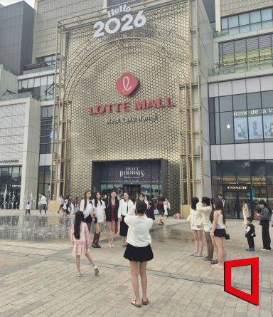 롯데몰 웨스트레이크 하노이를 찾은 현지 고객들이 분수대를 배경으로 기념촬영하고 있다. 김흥순 기자