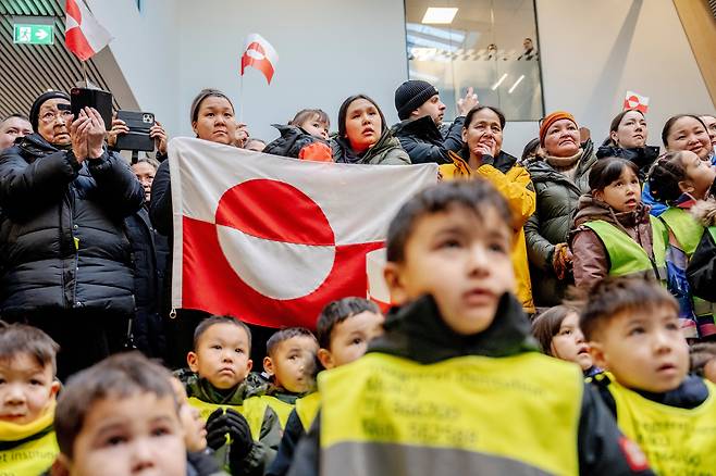 그린란드 시민들이 20일 누크 공항에서 유럽 국가들과의 회동을 마치고 돌아온 비비안 모츠펠트 그린란드 외무연구부 장관의 발언을 듣고 있다./EPA 연합뉴스