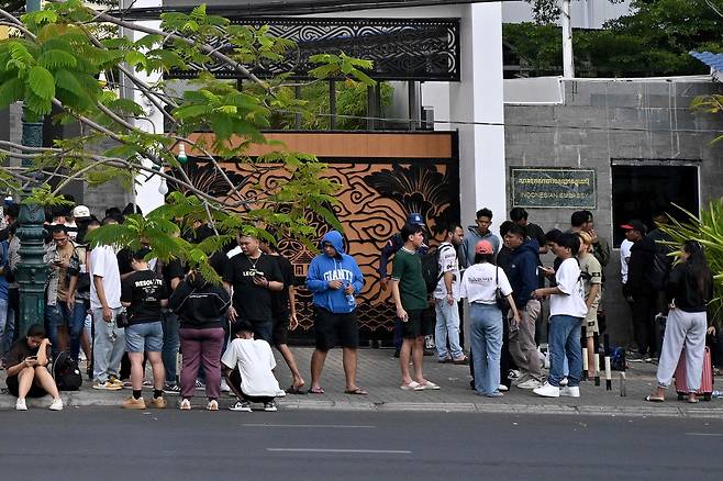 19일 캄보디아 수도 프놈펜 주재 인도네시아 대사관 앞에 사람들이 모여 있다. /연합뉴스