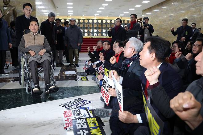 8일 만에 단식 중단을 선언한 장동혁 국민의힘 대표가 22일 서울 여의도 국회에서 병원으로 이송되고 있다. 2026.1.22/2026.1.22/국회사진기자단