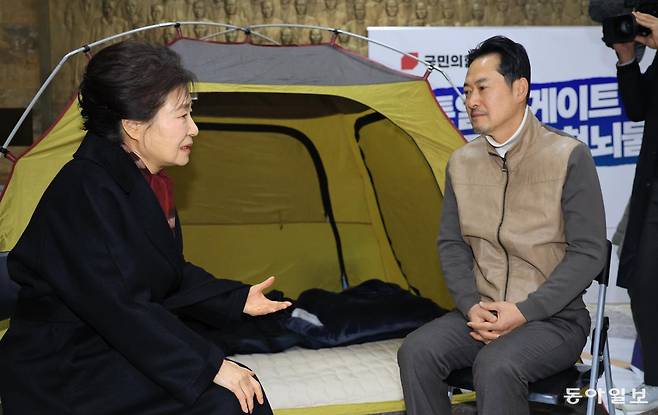 박근혜 전 대통령이 22일 서울 여의도 국회 로텐더홀에서 통일교·공천헌금 ‘쌍특검’ 수용을 요구하며 8일째 단식 중인 국민의힘 장동혁 대표를 찾아 대화하고 있다. 장승윤 기자 tomato99@donga.com