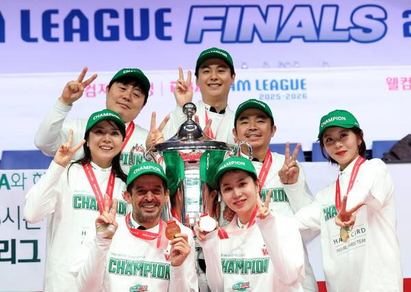 하나카드 선수들이 21일 PBA 팀리그 파이널 우승을 차지한 뒤 기뻐하고 있다. PBA 제공