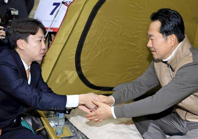 이준석(왼쪽) 개혁신당 대표가 21일 국회 로텐더홀에서 단식 7일 차를 맞은 장동혁 국민의힘 대표를 만나 악수하고 있다. 최주연 기자