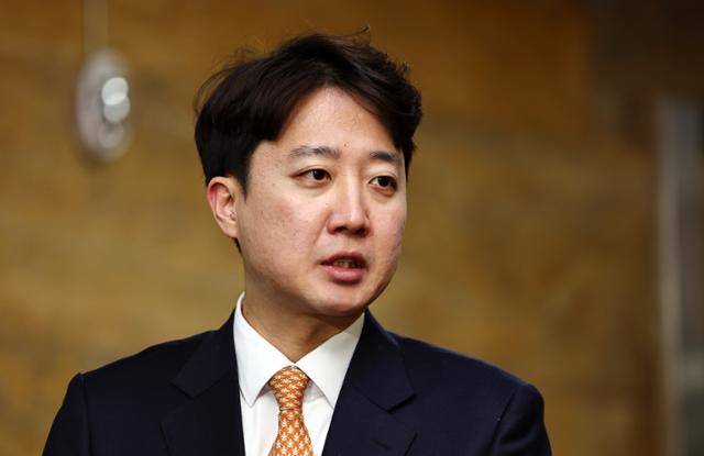 이준석 개혁신당 대표가 21일 국회에서 단식 농성 중인 장동혁 대표를 만난 뒤 취재진의 질문에 답변하고 있다. 뉴시스