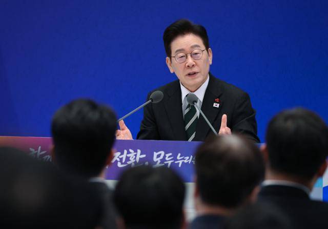 이재명 대통령이 21일 청와대 영빈관에서 2026 신년 기자회견 '함께 이루는 대전환, 모두 누리는 대도약'에서 기자의 질문에 답하고 있다. 왕태석 선임기자