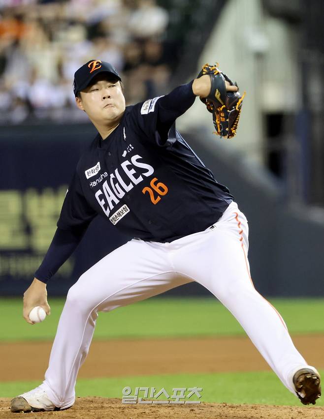 2025 KBO리그 프로야구 두산베어스와 한화이글스의 경기가 22일 오후 서울 잠실야구장에서 열렸다. 8회말 한승혁이 구원 등판해 역투하고 있다. 잠실=김민규 기자 mgkim1@edaily.co.kr /2025.07.22/