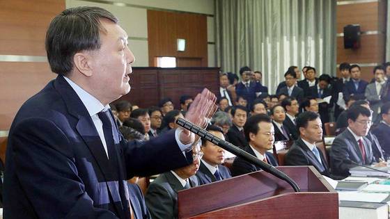 윤석열 국정원 댓글사건 수사팀장이 2013년 10월 국정감사장에서 윗선의 수사 무마 압력 사실을 폭로하고 있다. '부러질지언정 굽히지 않는다'는 '윤석열 신화'의 출발점이었다. 중앙포토