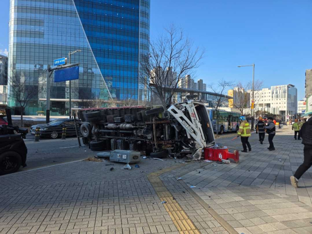 ▲ 22일 오전 9시 53분쯤 원주시 반곡동 심사평가원 사거리에서 버스와 화물차가 충돌, 화물차가 전복되는 사고가 발생했다.