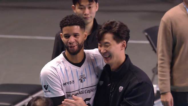 삼성화재 시절 함께 했던 친한 형·동생 사이인 레오를 상대팀 감독대행으로 만난 박철우.