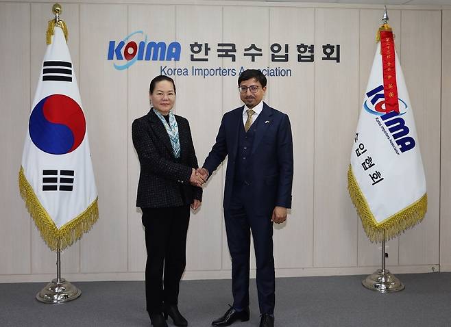 왼쪽부터 윤영미 한국수입협회장, 고란갈랄 다스(Gourangalal Das) 주한 인도 대사. / 제공=한국수입협회