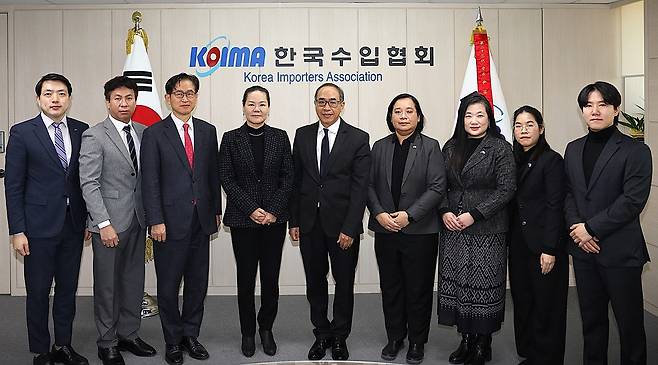 윤영미 한국수입협회장(왼쪽에서 네 번째), 타니 쌩랏(Tanee Sangrat) 주한 태국 대사(다섯 번째)./제공=한국수입협회