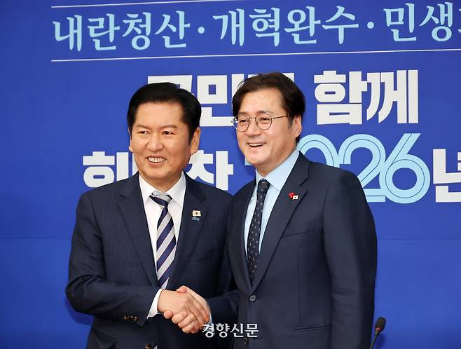 정청래 더불어민주당 대표(왼쪽)와 홍익표 청와대 신임 정무수석이 21일 국회 당대표회의실에서 만나 악수하고 있다. 박민규 선임기자