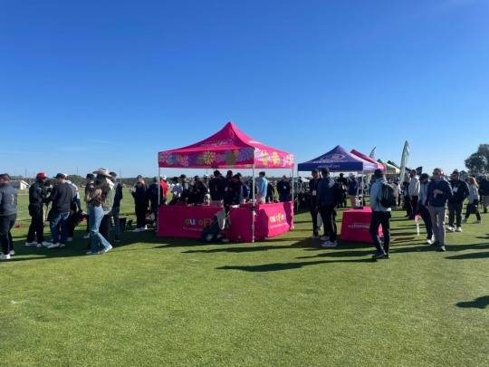 사람들로 북적이는 두미나 부스 전경. 사진_이용욱