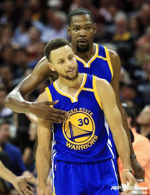 커리와 듀란트, 두 사람이 만난 것처럼 아데토쿤보도 함께할 수 있을까. 사진=AFPBBNews=News1