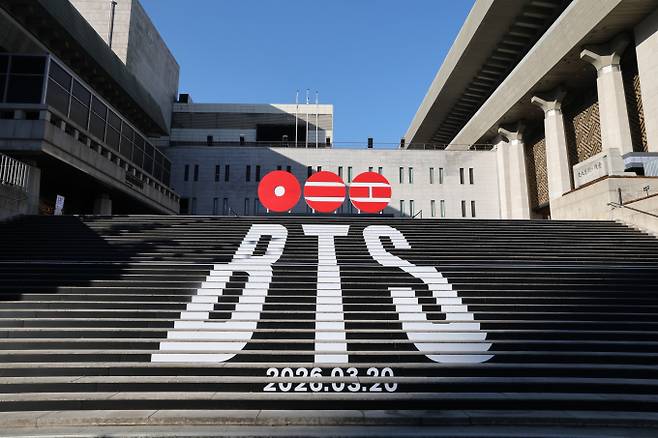 서울시가 22일 하이브·빅히트 뮤직 등이 신청한 'BTS 2026 Comeback Show @ Seoul' 공연에 대해 조건부 사용 허가를 결정했다고 전했다. 사진은 지난 6일 서울 종로구 세종문화회관 야외 계단에 BTS(방탄소년단)의 컴백 로고 조형물이 설치 된 모습. /사진=뉴스1