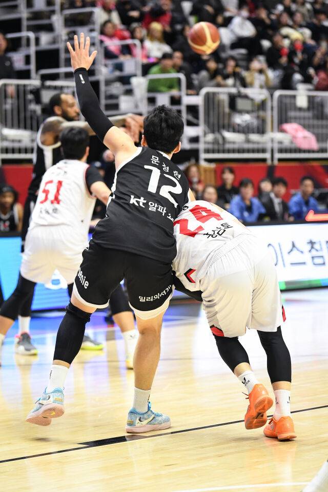 문정현(왼쪽)과 문유현./KBL