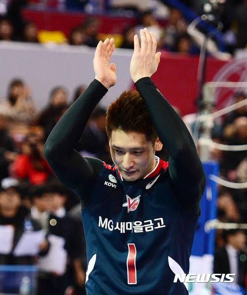 【천안=뉴시스】추상철 기자 = 22일 오후 충남 천안 유관순체육관에서 열린 'NH농협 2016-2017 V-리그 올스타전'. 스파이크 서브 킹 컨테스트 우승을 차지한 문성민(현대캐피탈)이 팬들에 인사하고 있다. 2017.01.22. scchoo@newsis.com