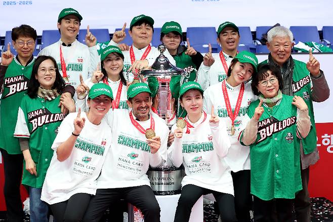 하나카드 선수들이 21일 파이널 우승 뒤 가족과 함께 기념 촬영하고 있다. PBA