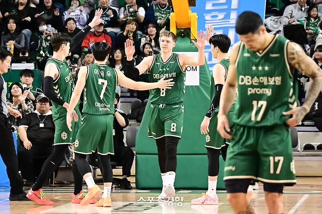 기뻐하는 헨리 엘런슨(가운데) | KBL 제공