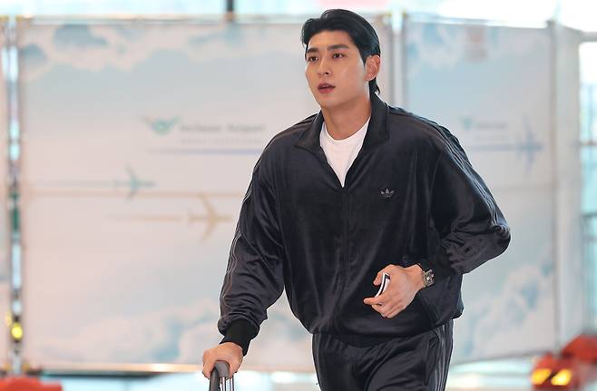 미국 프로야구 메이저리그(MLB) 샌프란시스코 자이언츠 이정후가 21일 인천국제공항 제2터미널에서 출국하고 있다. 2026.1.21 ksm7976@yna.co.kr 연합뉴스