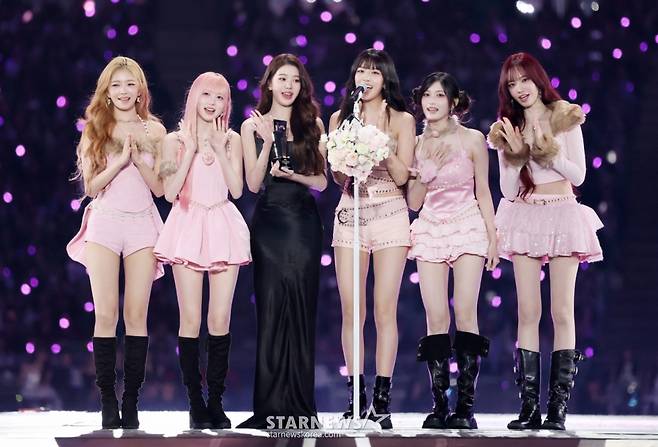 그룹 아이브가 6일 가오슝 내셔널 스타디움에서 진행된 스타뉴스 주최 '10주년 아시아 아티스트 어워즈 2025(10th Anniversary Asia Artist Awards 2025, '10주년 AAA 2025')에서 가요 부문 대상인 '올해의 노래상'을 수상한 뒤 수상소감을 전하고 있다. /2025.12.06 /사진=김휘선 hwijpg@