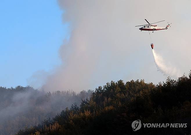 광양 산불 (광양=연합뉴스) 조남수 기자 = 22일 전남 광양시 옥곡면에서 소방헬기가 산불 진화 작업하고 있다. 2026.1.22 iso64@yna.co.kr