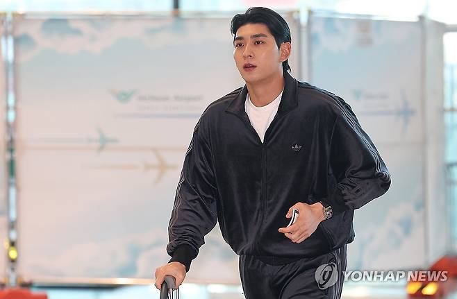 미국 향하는 이정후 (영종도=연합뉴스) 김성민 기자 = 미국 프로야구 메이저리그(MLB) 샌프란시스코 자이언츠 이정후가 21일 인천국제공항 제2터미널에서 출국하고 있다. 2026.1.21 ksm7976@yna.co.kr