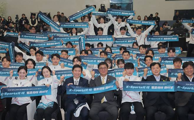 22일 서울 송파구 올림픽파크텔에서 열린 2026 밀라노 동계올림픽 선수단 결단식에서 유승민 대한체육회장과 이수경 선수단장, 출전 선수들이 기념 촬영하고 있다. 사진=연합뉴스