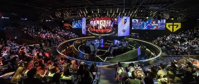 2025년 4월 2일 서울 종로구 그랑서울 롤파크 LCK 아레나에서 리그 오브 레전드 챔피언스 코리아가 주최한 2025 LCK 정규 시즌 개막전, 한화생명e스포츠와 젠지의 경기가 펼쳐지고 있다. (뉴시스)