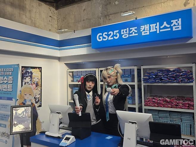 특정 시간에 계산을 도와주는 치사와 린네 (사진= 서동규 기자)