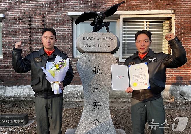 화재 초기대응으로 표창을 받은 육군 특전사 특수작전항공단 이학현 대위(오른쪽)와 김민서 중위(왼쪽)가 부대에서 기념촬영을 했다.(육군특수전사령부 제공, 재판매 및 DB금지)/뉴스1