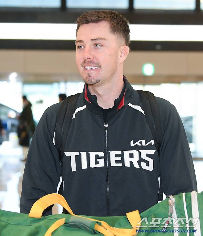 KIA 타이거즈 이범호 감독과 코칭스태프, 외국인 선수들이 22일 오후 김포공항에 도착해 스프링캠프 장소인 일본 아마미오시마로 출국했다. 아시아쿼터 선수 데일이 출국장에 들어서고 있다. 김포공항=정재근 기자 cjg@sportschosun.com/2026.1.22/