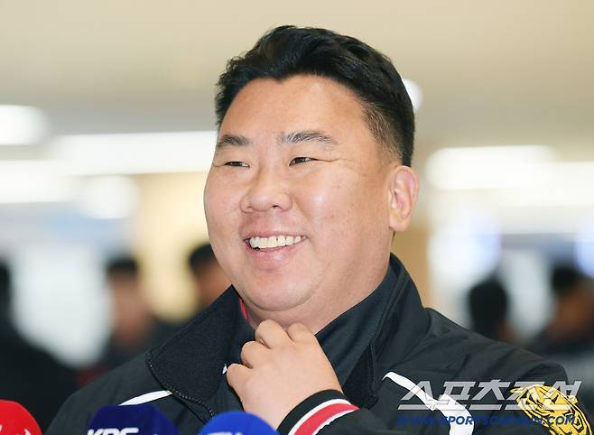 KIA 타이거즈 이범호 감독과 코칭스태프, 외국인 선수들이 22일 오후 김포공항에 도착해 스프링캠프 장소인 일본 아마미오시마로 출국했다. 이범호 감독이 인터뷰에 응하고 있다. 김포공항=정재근 기자 cjg@sportschosun.com/2026.1.22/