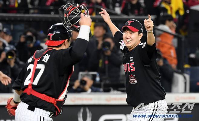 31일 대전 한화생명볼파크에서 열린 한국시리즈 5차전 한화 이글스와 LG 트윈스의 경기. 우승을 차지한 LG 포수 박동원, 마무리 유영찬이 환호하고 있다. 대전=박재만 기자 pjm@sportschosun.com/2025.10.31/